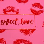 Коли в Україні відзначають День поцілунків